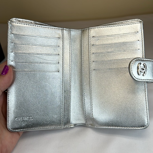CHANEL CC Metallic Silver Snap Closure Med., Box, Made in Italy, Series #15 2011 - Picture 13 of 17